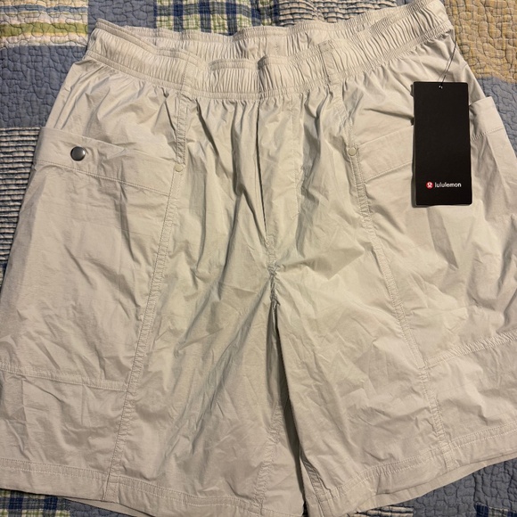 NWT Lululemon Men’s Cargo Shorts - Picture 1 of 2